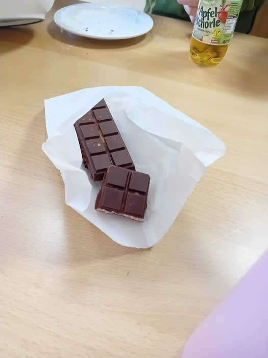 Ist m&ouml;glicherweise ein Bild von Nachspeise und Schokoladentafel